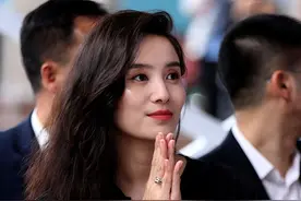 宋佳穿全黑连体衣裤出席活动看秀 斜分长发大气优雅图片