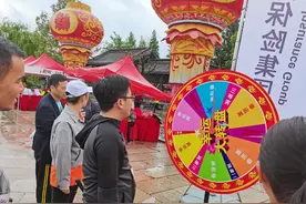 转盘抽奖、趣味互动……迷你马赛场外“亮点十足”图片