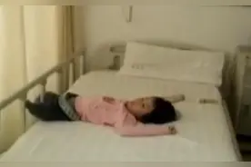 9岁女孩失去双腿同学轮流背，妈妈拍下令人泪奔一幕图片