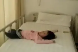 妈妈去接女儿放学，拍下令人泪奔一幕图片