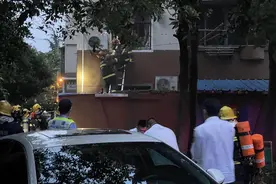 梅陇五村一居民家中起火 消防员到场处置救出一名老人图片