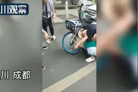 共享单车前筐载人 出事了图片