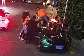 赔偿28万！醉酒女子连爬两辆豪车 车顶“蹦迪”还叫板民警：有本事打我呀图片