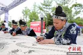 精湛！贵州丹寨千人手绘蜡染千鸟图图片