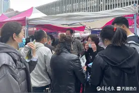 烟台中招会场面火爆，学校录取分数备受家长关注图片