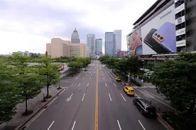 空旷的街道！台媒曝疫情升温后台北市信义区街头、地铁画面图片