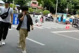 成都大妈在街头偶遇黄渤 打招呼既热情又理性图片