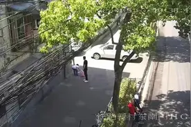 男子带小孩街上捡瓶子，市民觉得不正常，忙报警图片
