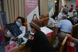 上海华山医院、长海医院、肺科医院等三甲医院医生，组团为老兵服务图片
