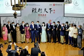 夫妻营业！郭晶晶罕见汉服打扮亮相站C位，霍启刚低调靠边站图片