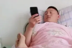 心酸又好笑！男子忙完婚礼，全家人“组团”躺病床打针图片