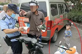来来往往的车流中，3岁孩子骑车穿梭，路人大惊失色忙报警图片