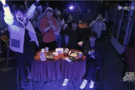 众人狂欢我矜持！朋友们都嗨爆了，王俊凯仍面无表情，网友：这不就是KTV中的我吗？图片
