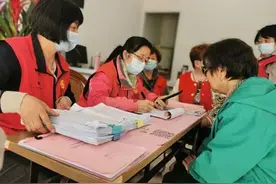 济南大妈冲上热搜！免费给单身男女“发对象”，俩月促成100多对儿图片
