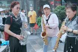 视频丨潮酷婆婆宽窄巷子演奏萨克斯 引游客围观图片