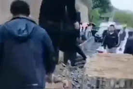 陕西榆林塌墙埋压小车3死3伤，系回填土湿陷崩塌图片