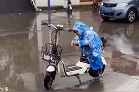 男童用身体为妈妈的座椅挡雨，妈妈：小小的细节包含了儿子满满的爱图片
