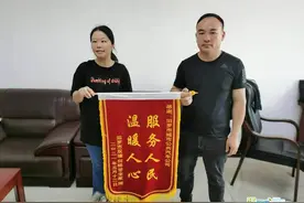 大雨中，汨罗这名女公交驾驶员的善举温暖了一个家庭图片