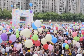 走过成人门，放飞写满梦想的气球……高考前成都一学校为高三学子举办成人礼图片