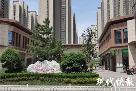 徐州荣盛城小区业主11.4万元买车位，却因太窄停不进去图片