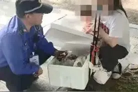 年轻妈妈西湖边抱着婴儿卖酸梅汁，结果很意外图片