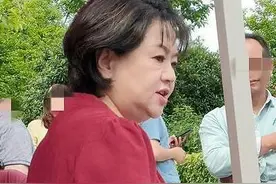 “鞠萍姐姐”罕见参加活动 身穿红色长裙和蔼可亲图片