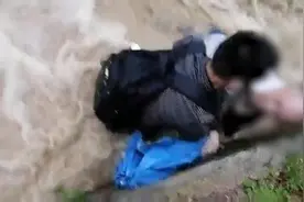 老人在恩施大峡谷景区不慎落水，导游见状跳入河沟救起视频封面