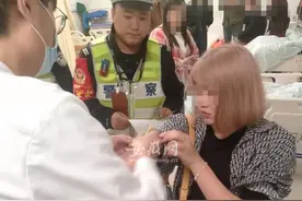 阜阳一女司机等信号灯时睡着 交警将其唤醒后带往医院查出醉驾图片