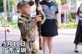 有模有样！5岁萌娃踢正步，退伍爸爸喊口号妈妈一旁陪练图片