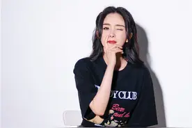 美女营业！杨幂对镜头wink 黑发红唇俏皮可爱图片