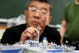 （达人秀）王老师和他的三件航模图片
