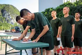 武警广西总队新兵无偿献血掠影图片