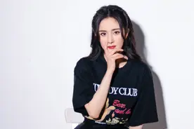 杨幂对镜头wink 黑发红唇甜美可爱图片