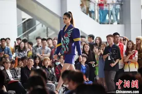 南京传媒学院上演毕业时装秀为青春“添彩”图片