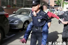 86岁老太太摔倒后说的一句话，让扶起她的民警鼻子发酸图片