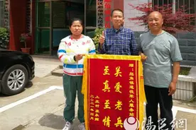 凤翔区彪角镇：情系群众办实事 退役老兵送锦旗图片