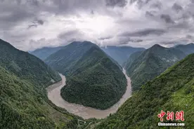 壮美山河 看航拍下的西藏墨脱雅鲁藏布江大拐弯图片