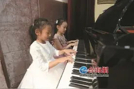 两名六岁小朋友带来四手联弹 鼓浪屿艺术幼儿园加入“百琴齐奏”行列图片