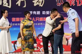 母亲给儿子送馒头当礼物：当年你走丢就是因为买馒头图片