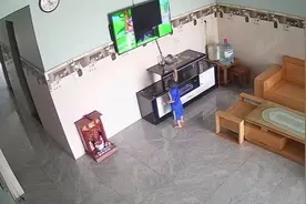 头大！越南一男孩为获得电视里的东西拿棍子敲碎屏幕图片
