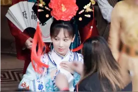 杨紫录综艺神还原《还珠》紫薇！青花瓷纹样格格装古典味浓图片