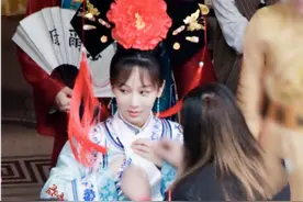 杨紫录综艺神还原《还珠》紫薇！青花瓷纹样格格装古典味浓图片