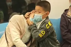 地铁上男孩让妈妈靠在自己肩上休息 网友：小男子汉超暖心图片