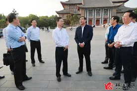 高建军到河南大学调研 全力支持河南大学“双一流”建设 携手在中原更加出彩中绽放新彩图片