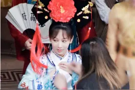 杨紫录综艺紫薇造型曝光 与“容嬷嬷”杨迪同框图片