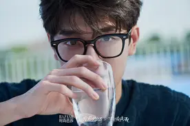 甜崽！林一氧气大片曝光 气质纯净眼镜造型超温柔图片