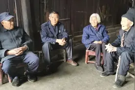 结婚82年，益阳这对百岁夫妻依然经常手牵手散步，怕对方摔倒图片