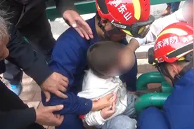 临沂一男童被公交站牌凳子“咬”住  消防员火速救援助脱困视频封面