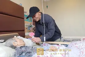 病床前，80旬老人轻轻一吻，令网友怒赞：这才是爱情的样子图片