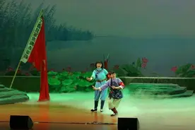 观看红色经典歌剧《洪湖赤卫队》，千余名党员干部上了一堂特色党课图片
